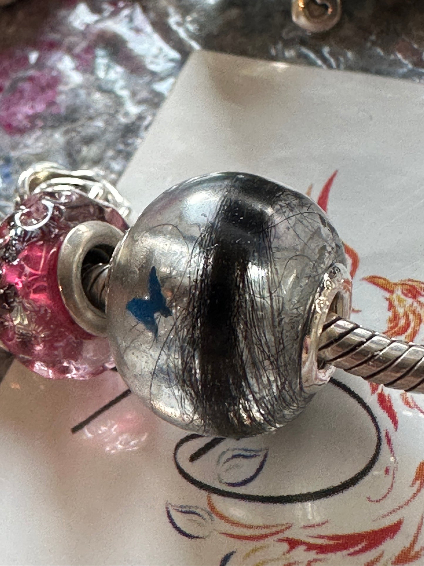 Charmes aus Haaren, Asche  oder Muttermilch