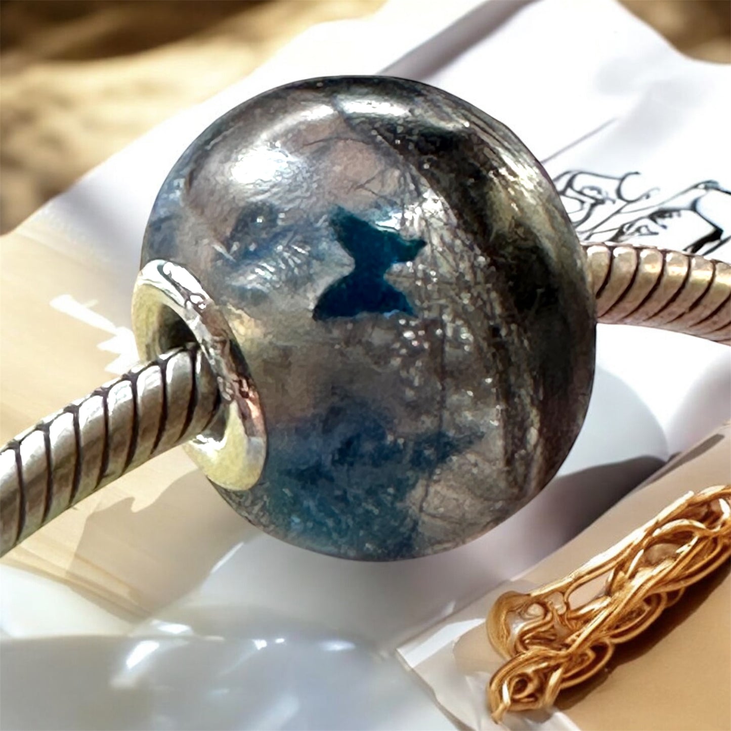 Charmes aus Haaren, Asche  oder Muttermilch