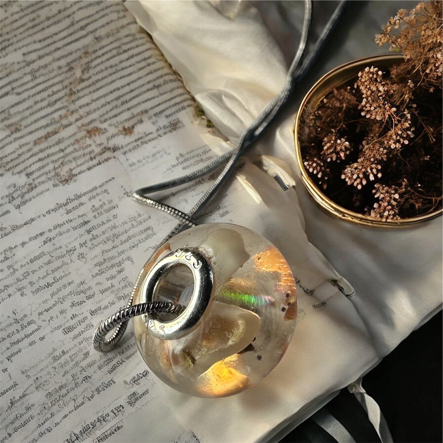 Charmes aus Haaren, Asche  oder Muttermilch