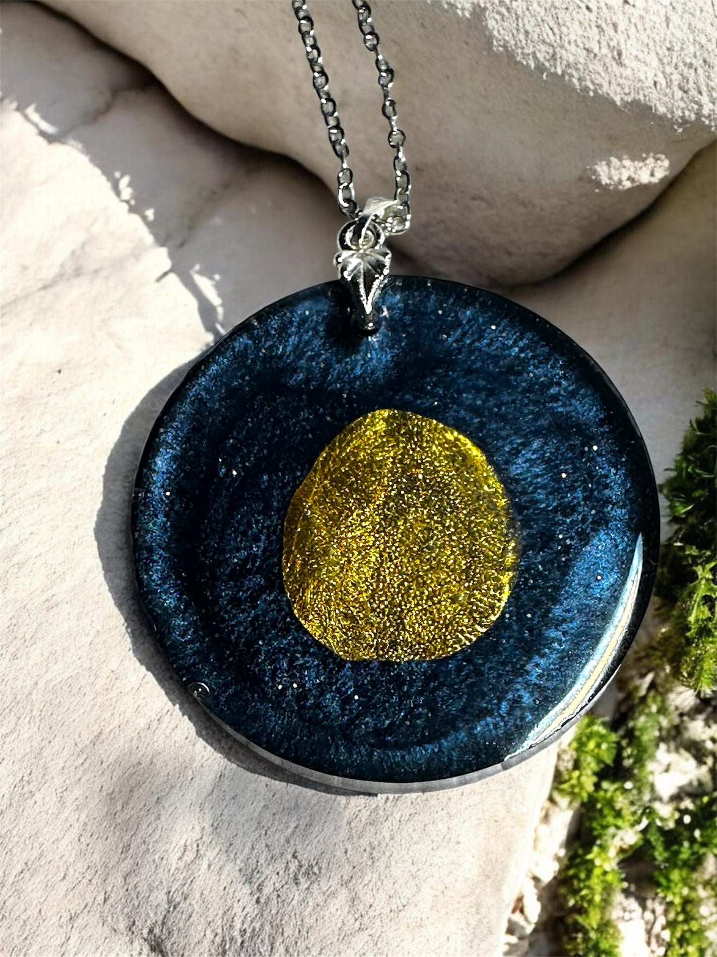Gedenkschmuck Anhänger mit goldenem Teil-Pfotenabdruck als individuelles Erinnerungsstück.