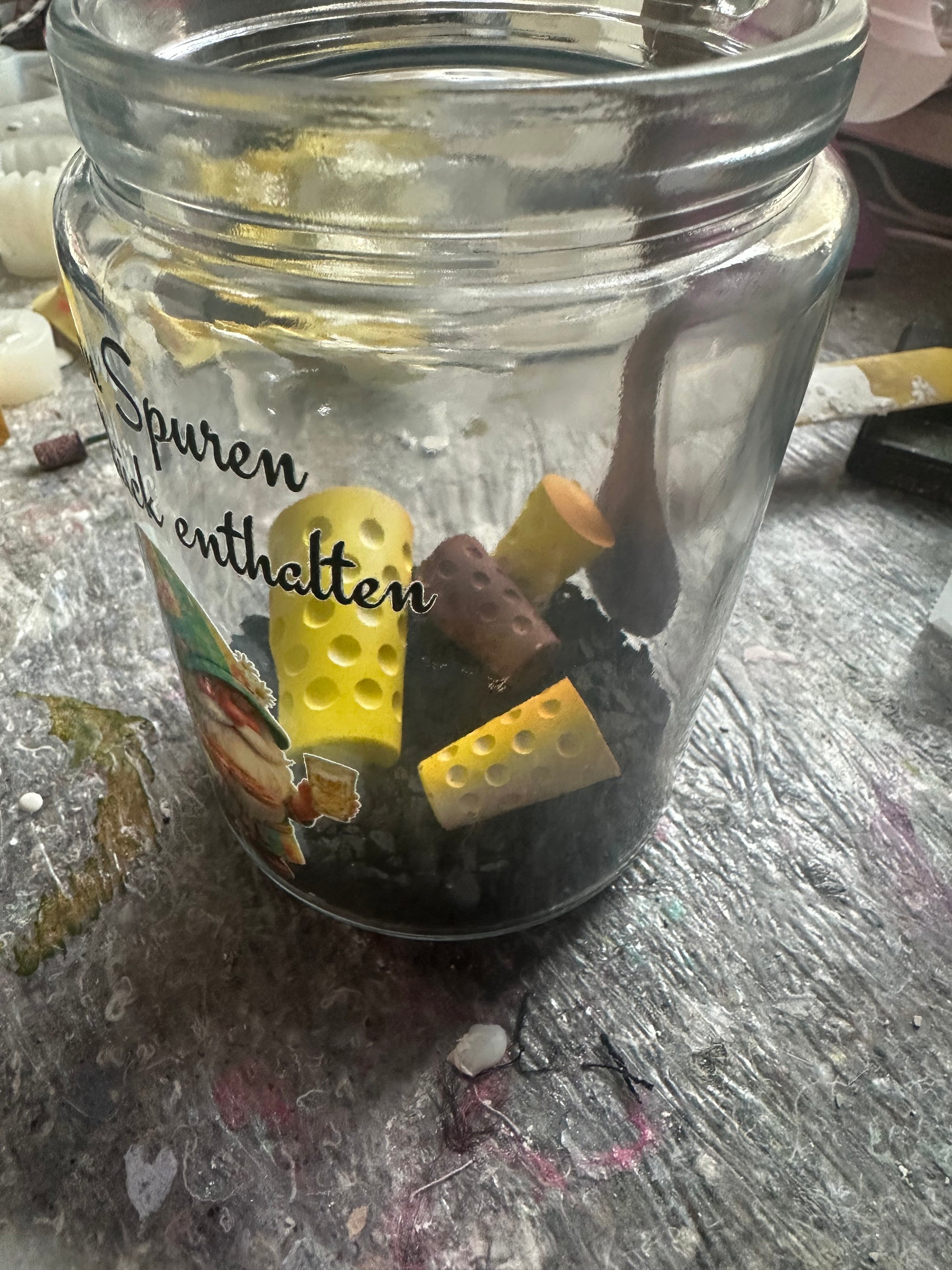 Ansicht auf verschiedene, beduftete , bunte pfälzer Dubbegläser, jedes Dubbe Glas verstömt Duft, tolle Geschenkidee aus der Pfalz