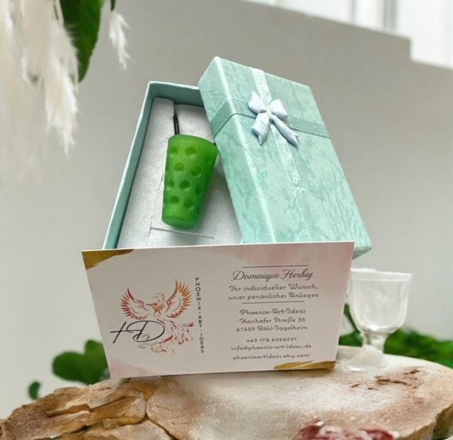 Grüner Dubbeglas-Miniaturanhänger, in einer grünen Geschenkbox mit Visitenkarte davor