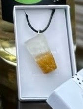 Rislinschorle, großer Dubbeglas-Anhänger mit weiß-goldenem Glitzerverlauf in einer weißen Geschenkbox mit Schleife.
