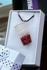 Rotweinschrle, Dubbeglas-Kettenanhänger mit rotem Farbverlauf und Glitzer in einer weißen Schmuckbox.