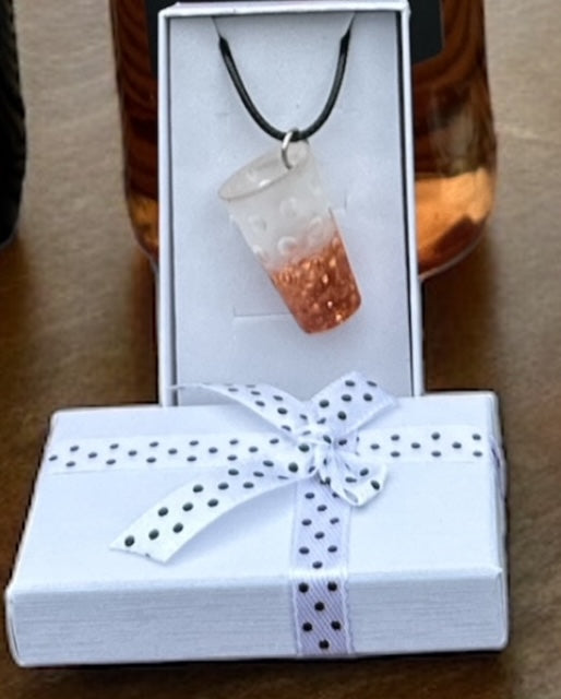 Weisherbstschorle-Dubbeglas-Kettenanhänger mit rose Farbenen Farbverlauf in einer weißen Schmuckbox.
