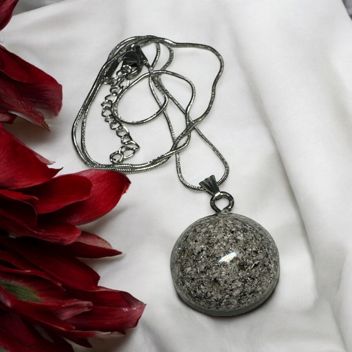 Runder Gedenkschmuck Anhänger aus Epoxidharz mit eingearbeiteter Asche