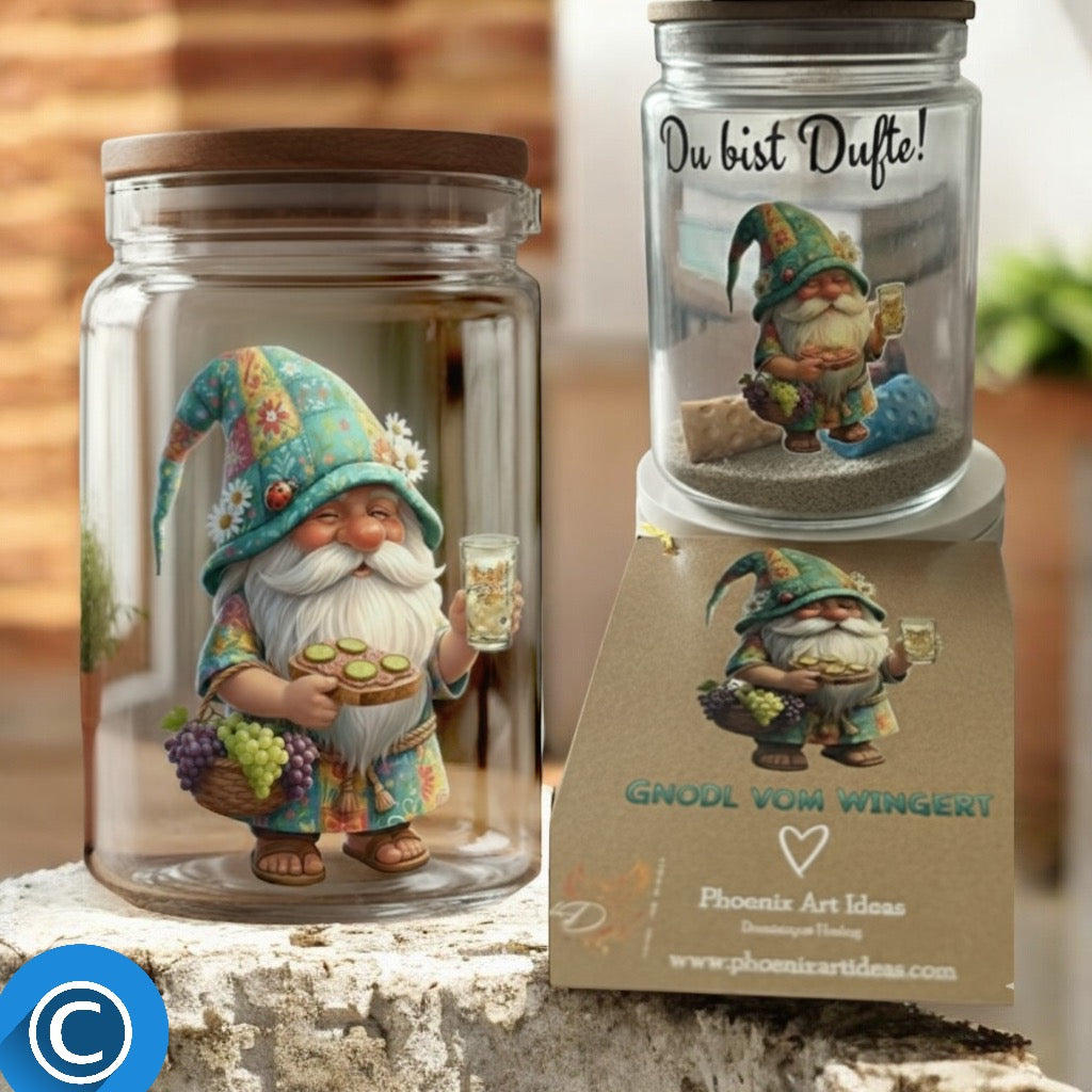 Zylindrisches Duftglas mit Holzdeckel und dem Motiv „Gnodl vom Wingert“ – ein kleiner Gnom Wichtel mit Weintrauben und Weinglas und Leberwurstbrot, dazu der Schriftzug „Du bist Dufte!“. Tolle, einzigartige Pfäzer Geschenkidee