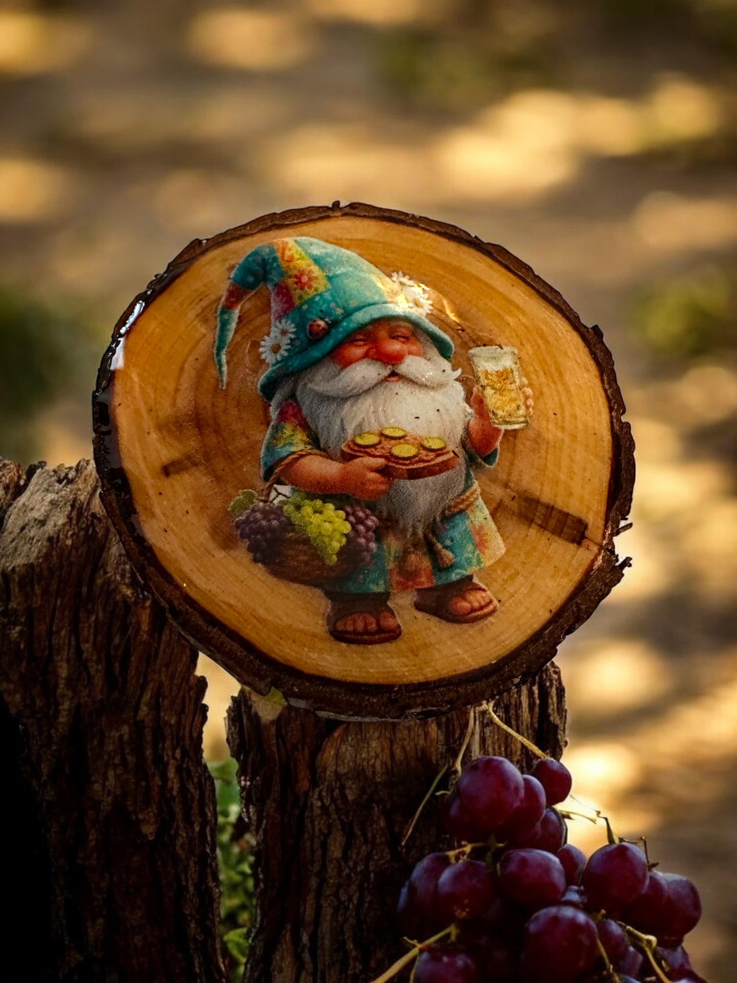 Detailansicht eines runden Holzmagneten mit Rinde. Das Motiv zeigt einen Weissweintrinkenden Zwerg Namens Gnodel , er ist einpfälzer Wichtel - unter einer schützenden, hochglänzenden Schicht aus Epoxidharz. Pfälzer Wichtel und Originelle Geschenkidee, wunderschönes Unikat