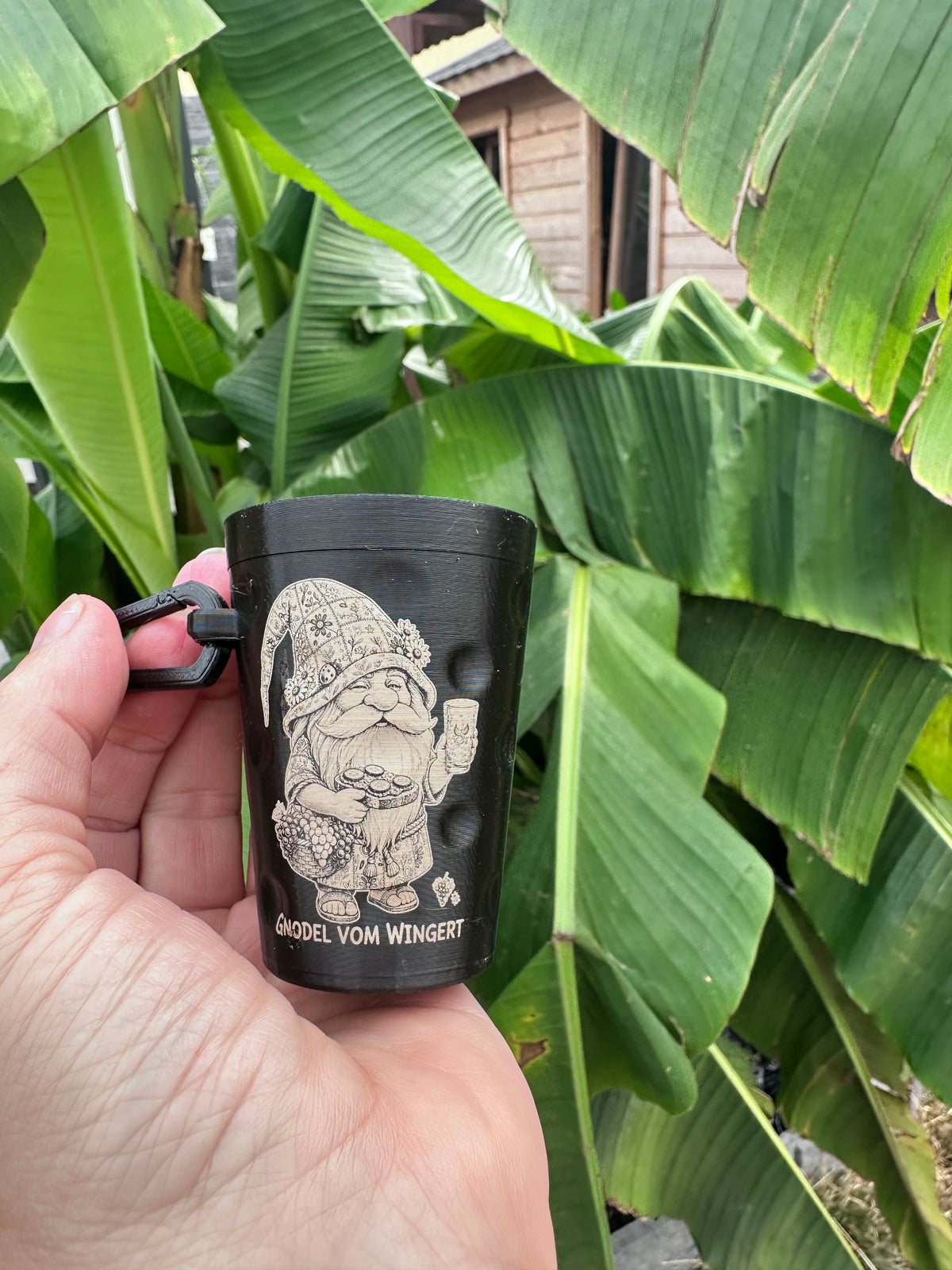 Gnodel vom Wingert Kotbeutelhalter in der Hand gehalten, Größenvergleich
