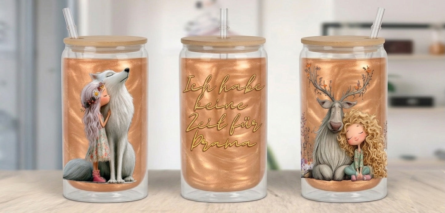 Drei Tumbler mit Bambusdeckeln und Strohhalmen, gefüllt mit einem glitzernden kupferfarbenen Getränk. Die Motive im Comic-Stil zeigen: links ein Mädchen, das einen weißen Wolf umarmt, mittig den geschwungenen Schriftzug „Ich habe keine Zeit für Drama“ und rechts ein schlafendes Mädchen, das an ein Rentier gekuschelt ist.