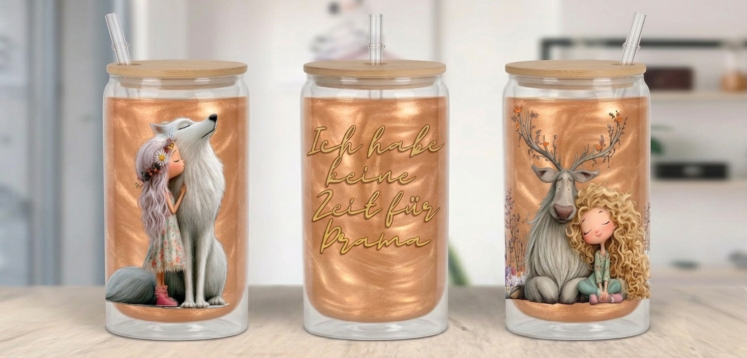 Drei Tumbler mit Bambusdeckeln und Strohhalmen, gefüllt mit einem glitzernden kupferfarbenen Getränk. Die Motive im Comic-Stil zeigen: links ein Mädchen, das einen weißen Wolf umarmt, mittig den geschwungenen Schriftzug „Ich habe keine Zeit für Drama“ und rechts ein schlafendes Mädchen, das an ein Rentier gekuschelt ist.