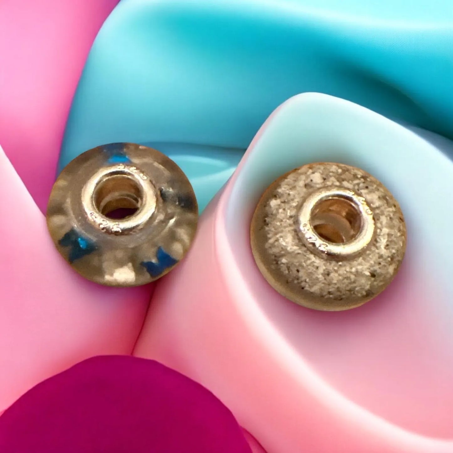 Charmes aus Haaren, Asche  oder Muttermilch