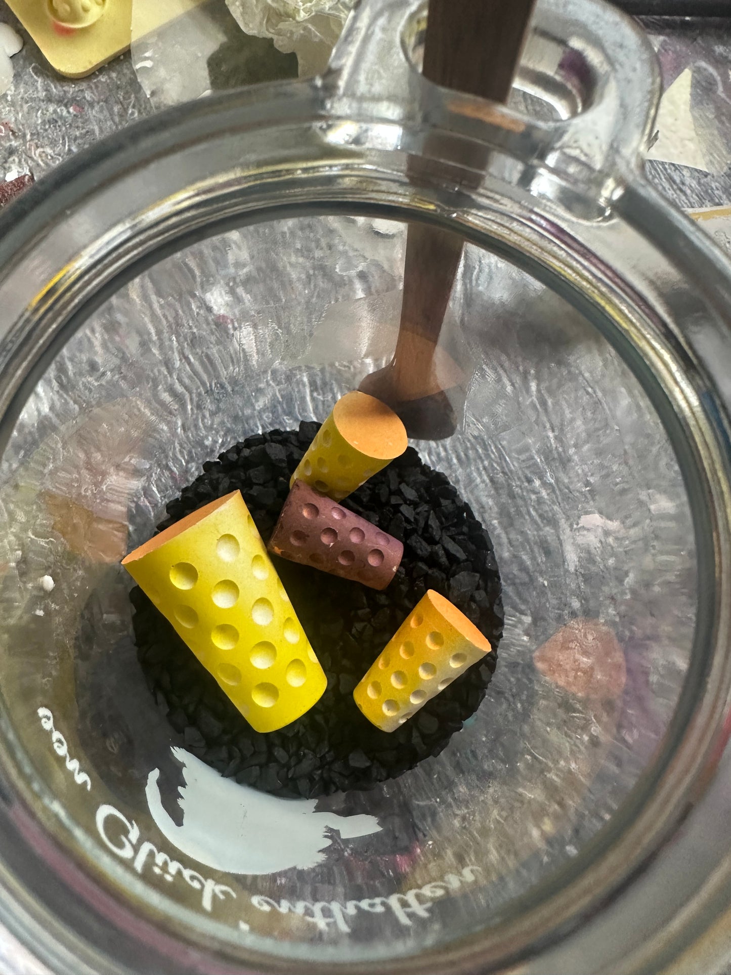 Draufsicht auf verschiedene, beduftete , bunte pfälzer Dubbegläser in unserem Duftglas, die einzigartige Geschenkidee aus der Pfalz