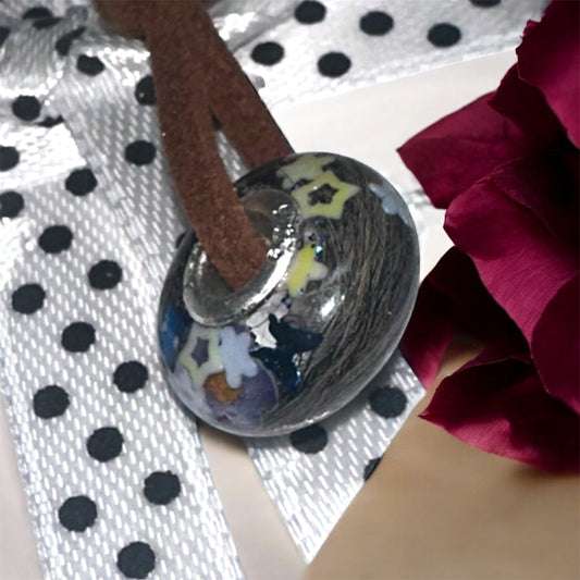 Charmes aus Haaren, Asche  oder Muttermilch