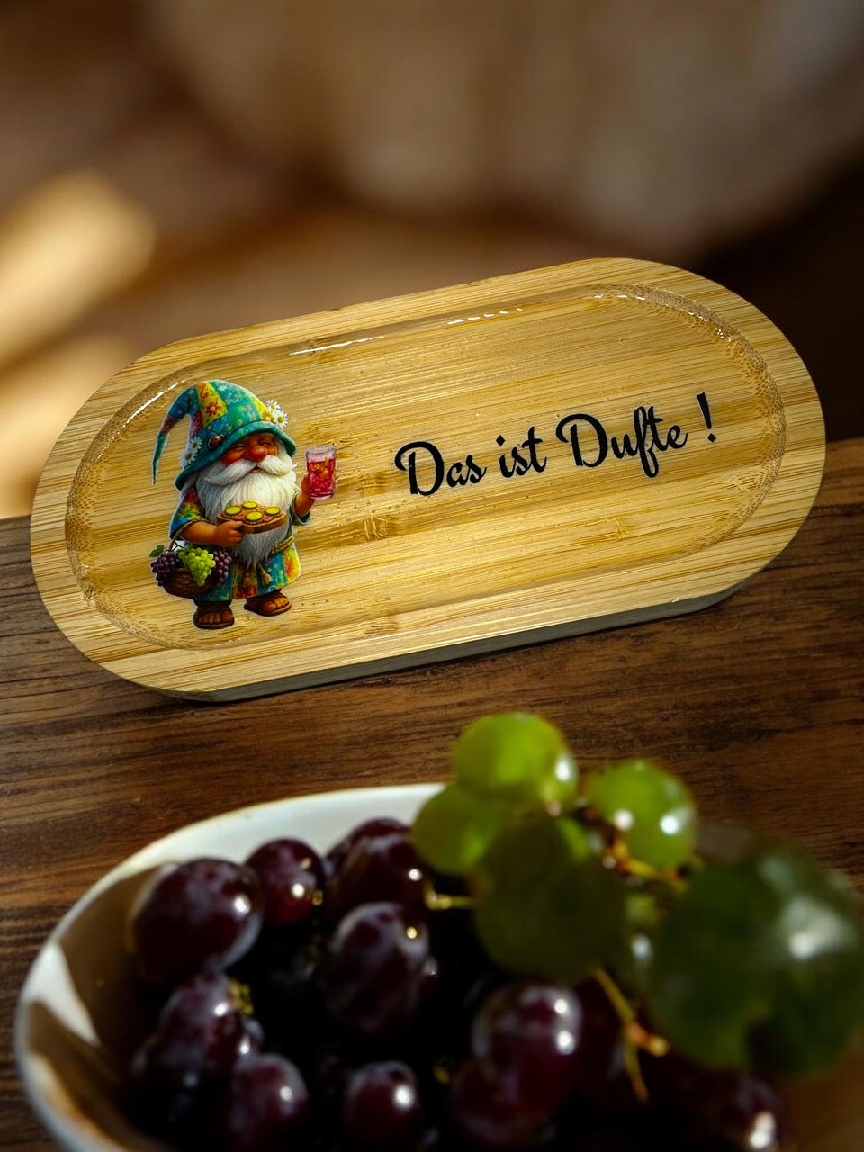 Handgefertigtes Pfälzer Deko-Tablett aus Bambus mit dem Pfälzer Dubbewichtel-Motiv „Das ist Dufte!“. Hochwertige UV-DTF Grafik versiegelt mit glänzendem Hartharz vor einem Hintergrund mit Weintrauben. Originelle Geschenkidee aus der Pfalz