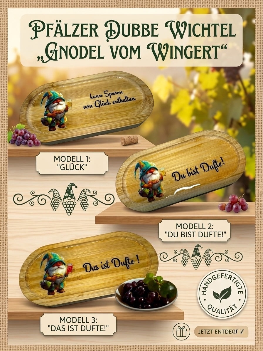 Werbegrafik für Pfälzer Dubbe Wichtel "Gnodel vom Wingert": Drei verschiedene Bambus-Deko-Tabletts mit Wichtel-Motiven, UV-DTF Druck und glänzender Hartharz-Versiegelung in einer herbstlichen Weinberg-Optik. Pfälzer Geschenkidee