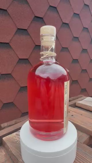 Produktvideo von Gnodels Rebenfeuer – Pfälzer Trauben-Chili-Likör von Gnodel vom Wingert. 360°-Ansicht der 0,5-Liter-Flasche mit hochwertigem Etikett.