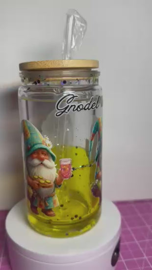 Personalisiertes Glitzer-Trinkglas mit Gnom-Motiv und Spruch „Gnodel vom Wingert“, inklusive Holzdeckel und Strohhalm – ideales Geschenk für Weinliebhaber. Super Geschenkidee aus der Pfalz
