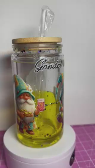 Personalisiertes Glitzer-Trinkglas mit Gnom-Motiv und Spruch „Gnodel vom Wingert“, inklusive Holzdeckel und Strohhalm – ideales Geschenk für Weinliebhaber. Super Geschenkidee aus der Pfalz