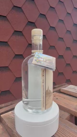 360°-Ansicht der Flasche „Wingert Wächter“ von Gnodel vom Wingert – Pfälzer Gewürztraminer Tresterbrand mit 38 % Vol. in der 0,5-Liter-Flasche.