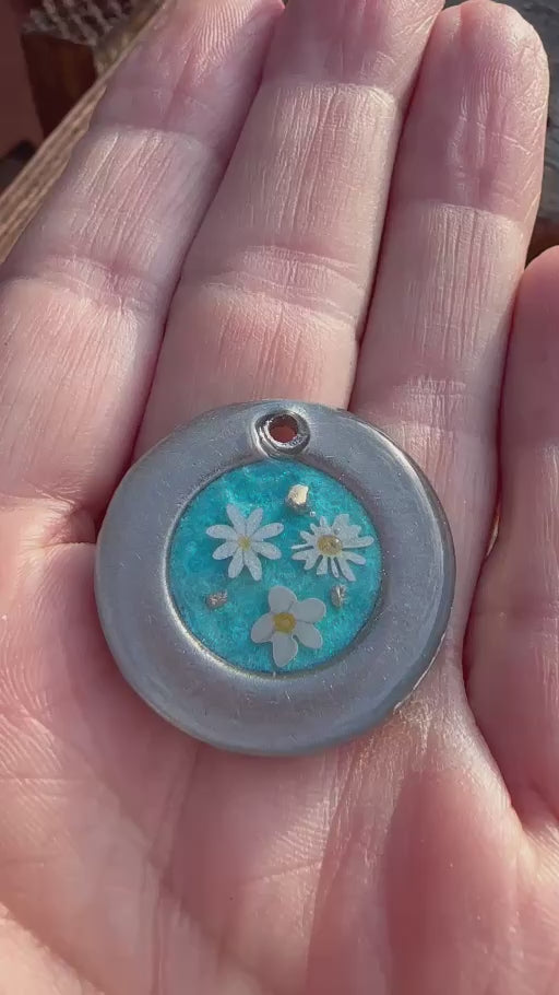 Blumenanhänger türkis – Lovely Washer Schmuck mit filigranen Blüten