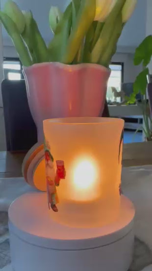 Stimmungsvolles 360-Grad-Video des Gnodel-Windlichts. Man sieht den Wechsel zwischen den beiden Pfälzer Wichtel-Motiven (Riesling- und Weißherbstschorle) auf dem satinierten Glas, während das Teelicht einen warmen Schein wirft.