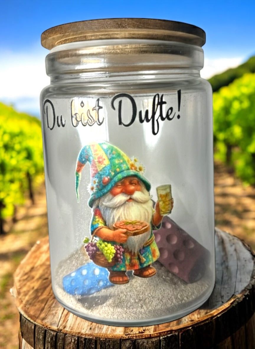Klares Duftglas mit Holzdeckel und süßem Pfälzer Dubbe  Wichtel-Motiv Gnodel vom Weinberg. Aufschrift: „Du bist Dufte!“. Originelle Geschenkidee für Weinliebhaber und Fans der Pfalz-Deko.