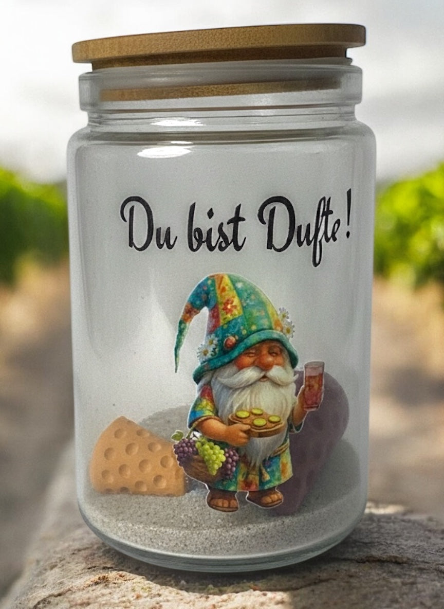 Pfälzer Duftglas mit Gnoddel-Wichtel im Weinberg und Spruch „Du bist Dufte!“. Liebevolle Geschenkidee und Dankeschön-Geschenk mit Pfälzer Charme.