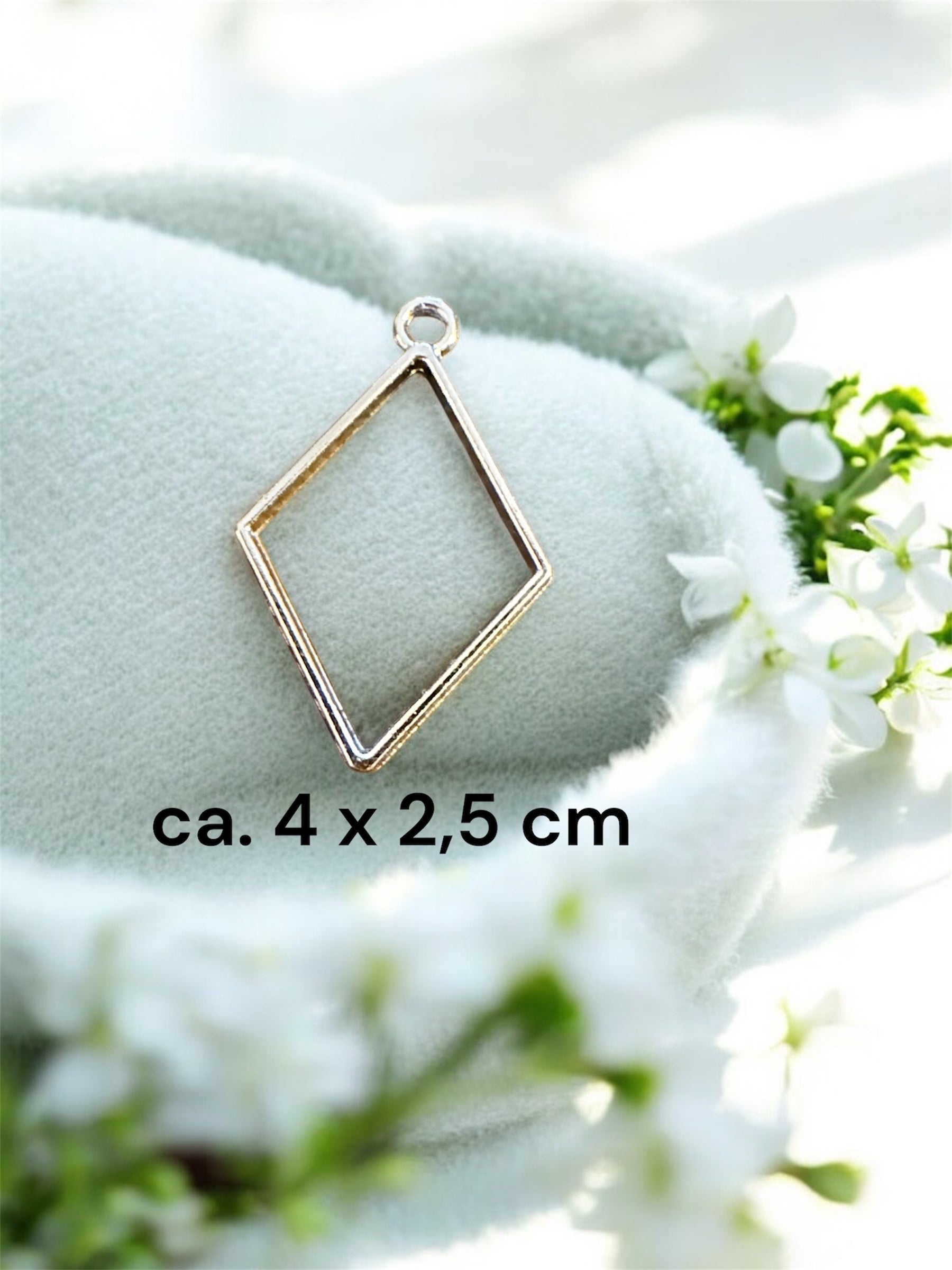 Größenvergleich einer rautenförmigen Gedenkschmuck Fassung in Silber-Optik mit einer Seitenlänge von ca. 2,5 cm.